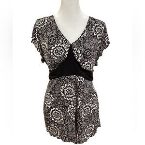 Elegant Black &‎ White Floral Print V-Neck blouse with Empire Waist